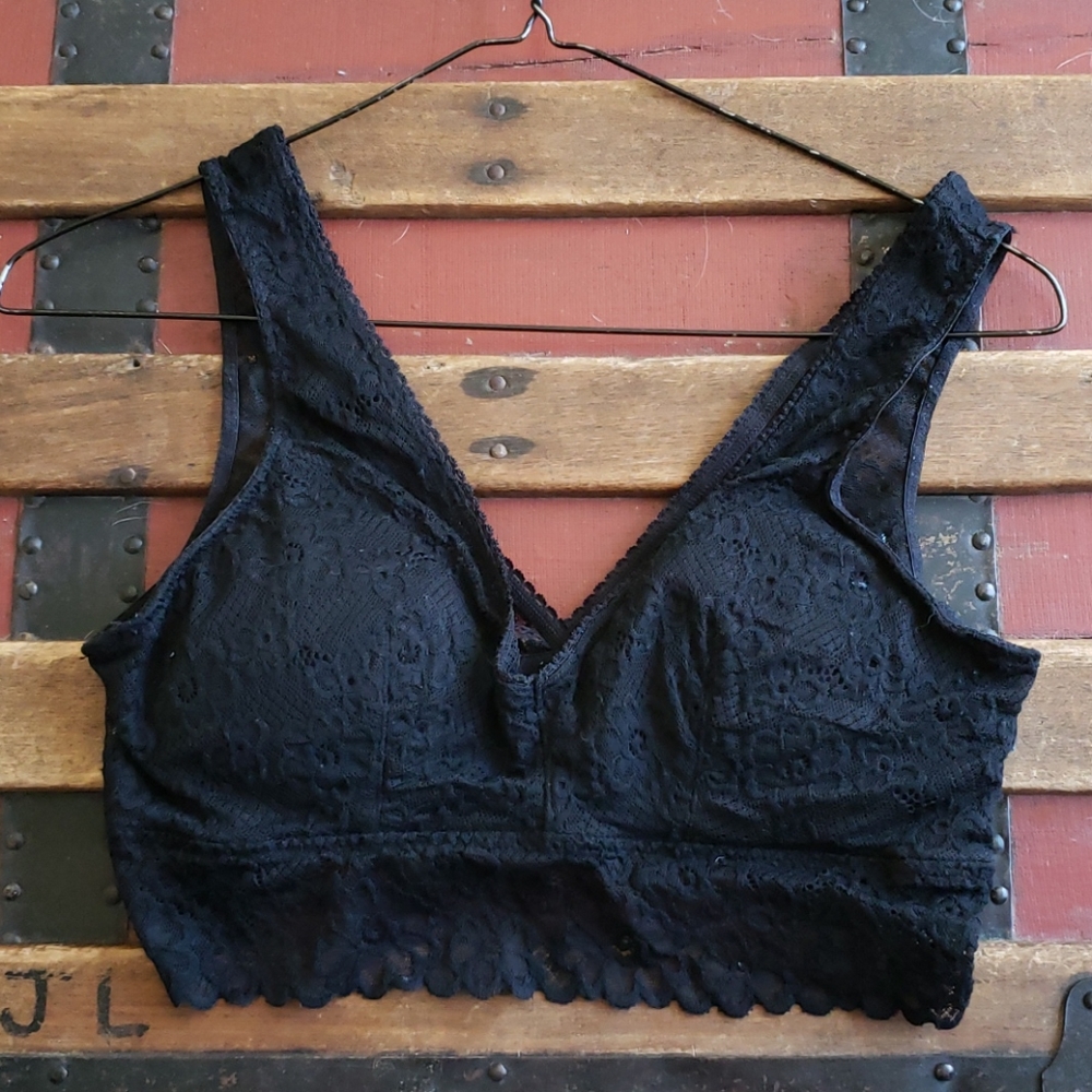Black Elastic Floral Lace V-Neck Bralette by SO